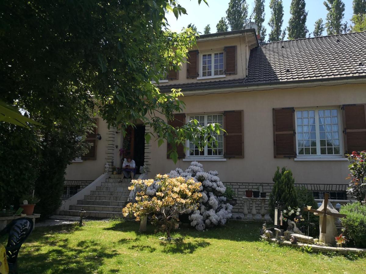 Bed and Breakfast Au Jardin Fleuri Secondigny Esterno foto