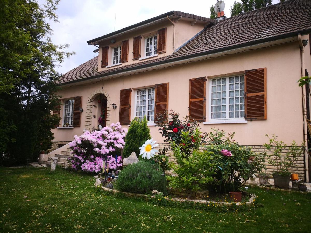 Bed and Breakfast Au Jardin Fleuri Secondigny Esterno foto