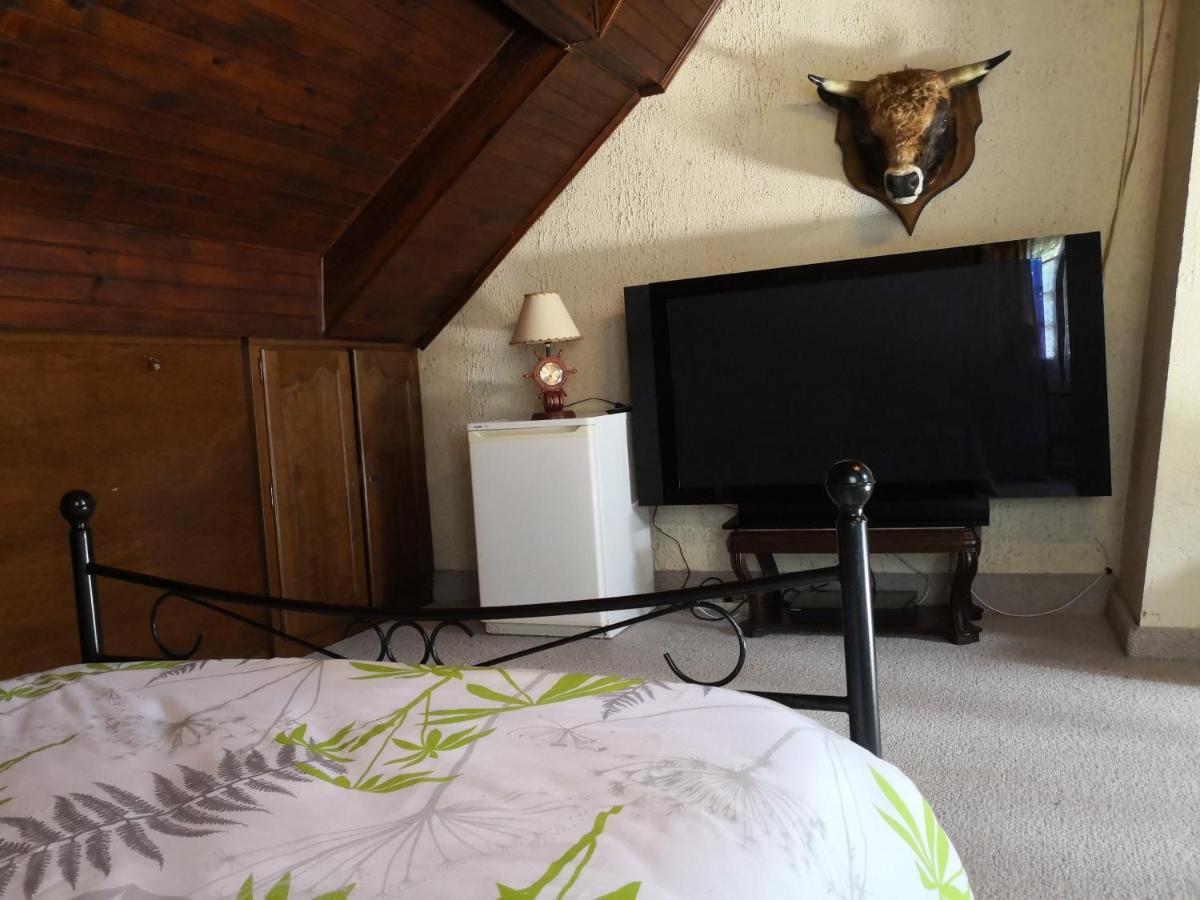 Bed and Breakfast Au Jardin Fleuri Secondigny Esterno foto